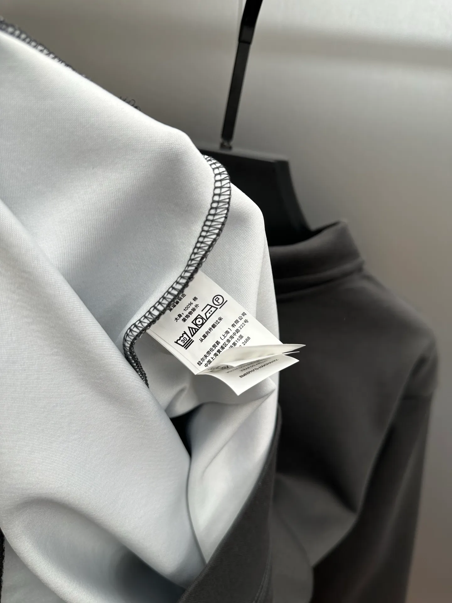 P260 Ralph Lauren/Ralph Lauren 2025 new lapel sweatshirt, classic pony logo embroidered Polo shirt, simple and versatile ~ super delicate and soft, close to the body without being tied. Perfectly reflects the brand's sense of superiority. The fabric is full of three-dimensionality, the loose fit is standard, comfortable to stretch, unrestricted in movement, and highly practical to wear. Classic and simple style, with pony embroidery pattern on the chest, imported machines, three-dimensional and full. Original Polo milk white buttons, taking into account warmth and cool lines. Whether worn alone or layered, you can create different styles of fashion with just one piece. The workmanship is exquisite and shipped from a major foreign trade factory. It is all done by master craftsmen with many years of experience. Everything is of high standards and requirements. All fabrics and accessories are original custom-made and of high quality. It perfectly embodies the brand's sense of superiority, is highly wearable, and is high-end and classy. Versatile and versatile!  Color: black, white, gray, brown, navy size: S M L XL